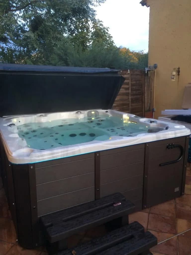 Installation d'un spa Vancouver à Hyères, sur une terrasse, avec marchepied