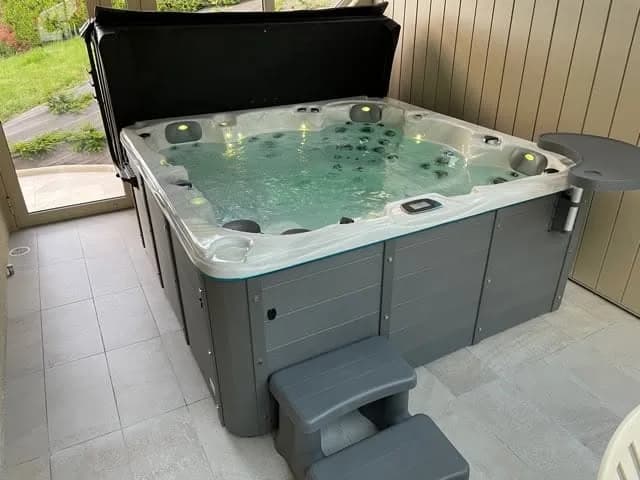 Installation d'un spa Vancouver à L'Horme, sous une véranda, sur un sol carrelé