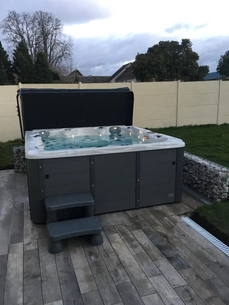 Installation d'un spa Vancouver à Lagny-le-Sec, sur une terrasse en lames, marchepied
