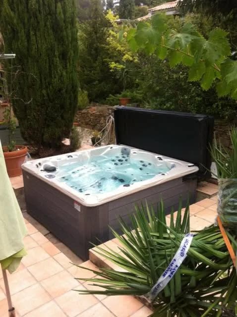 Installation d'un spa Vancouver à Le Castellet, sur une terrasse carrelée entourée de plantes