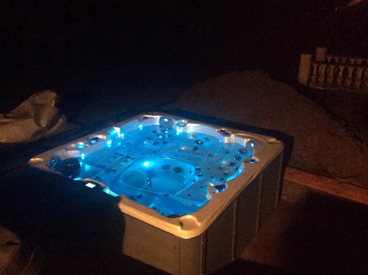 Installation d'un spa Vancouver à Lesdins, de nuit, éclairage LED allumé