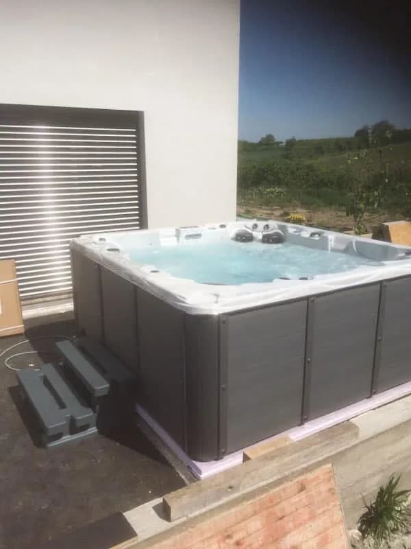 Installation d'un spa Vancouver à Molsheim, sur une terrasse, avec marchepied