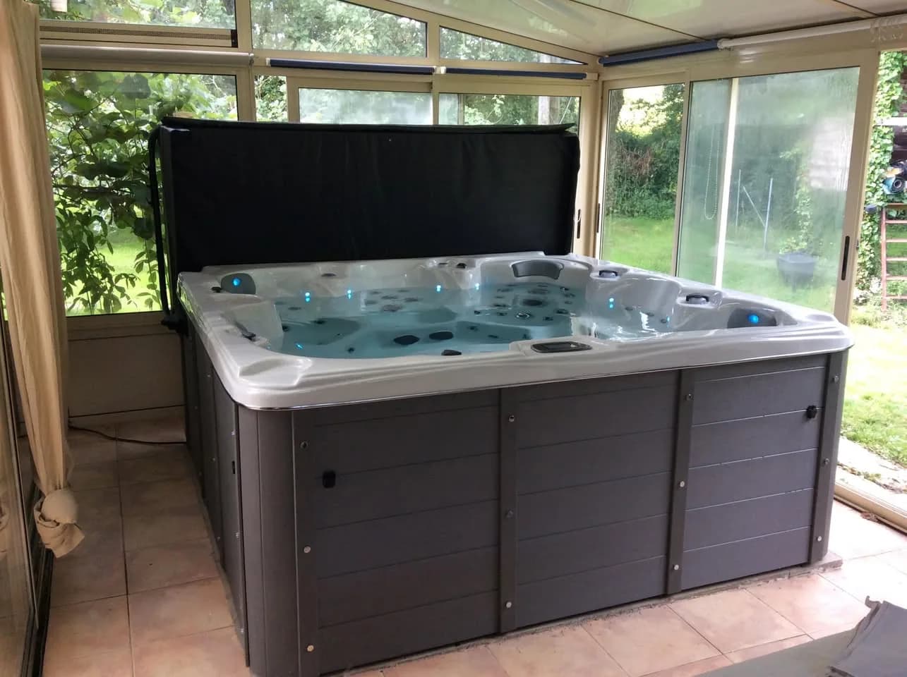 Installation d'un spa Vancouver à Nieul-le-Dolent, sous une véranda, sur un sol carrelé