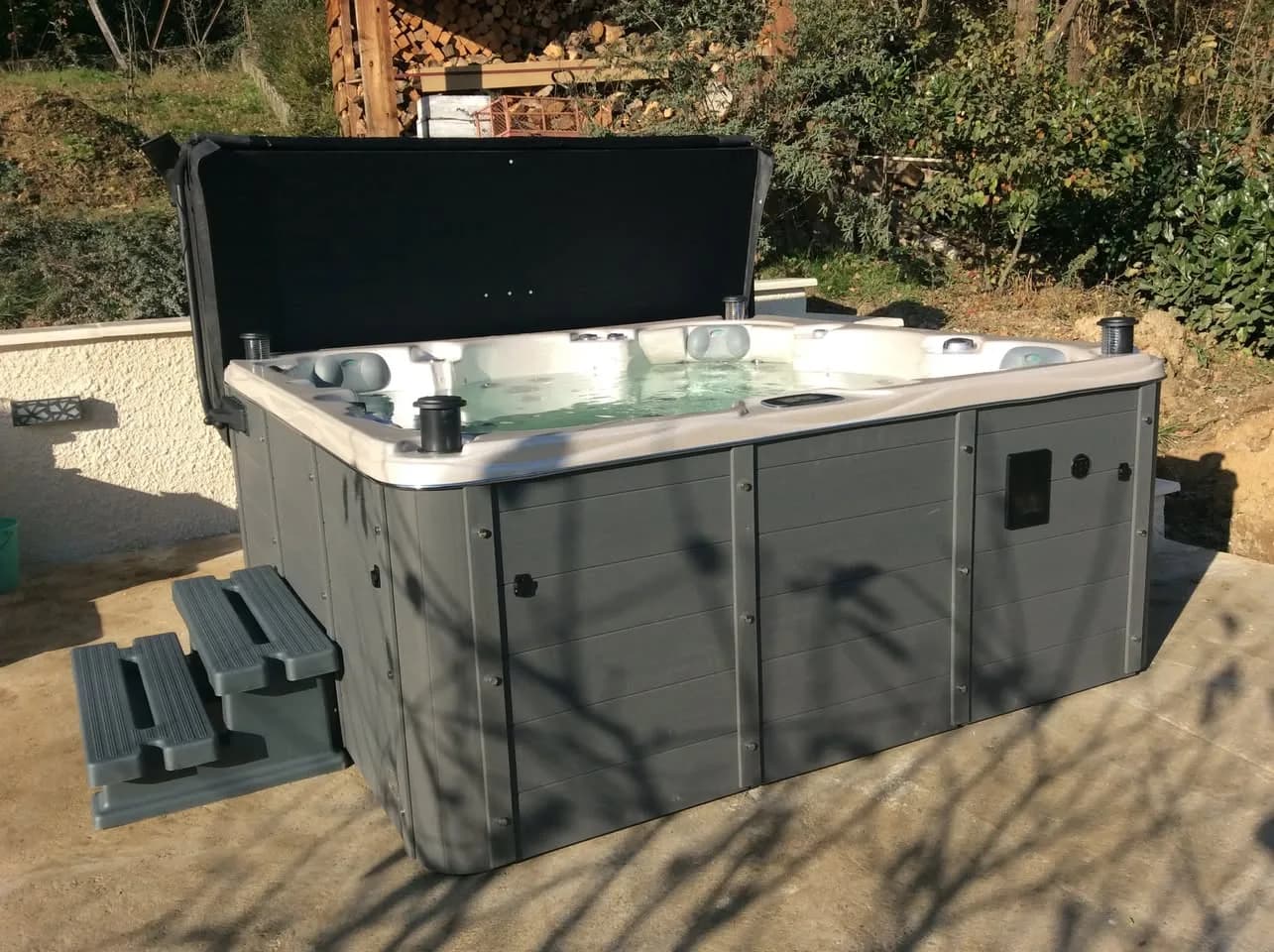 Installation d'un spa Vancouver à Orliénas, sur une dalle, lève-couverture et marchepied