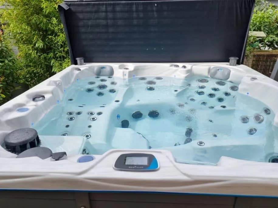 Installation d'un spa Vancouver à Pfastatt, dans le jardin, lève-couverture