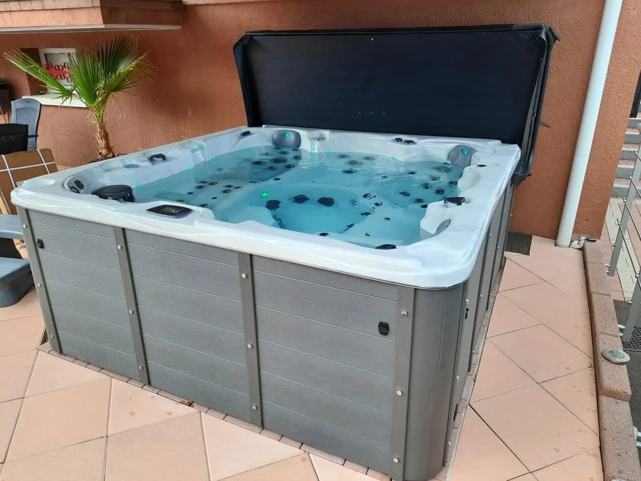 Installation d'un spa Vancouver à Plancher-Bas, autre vue du chantier