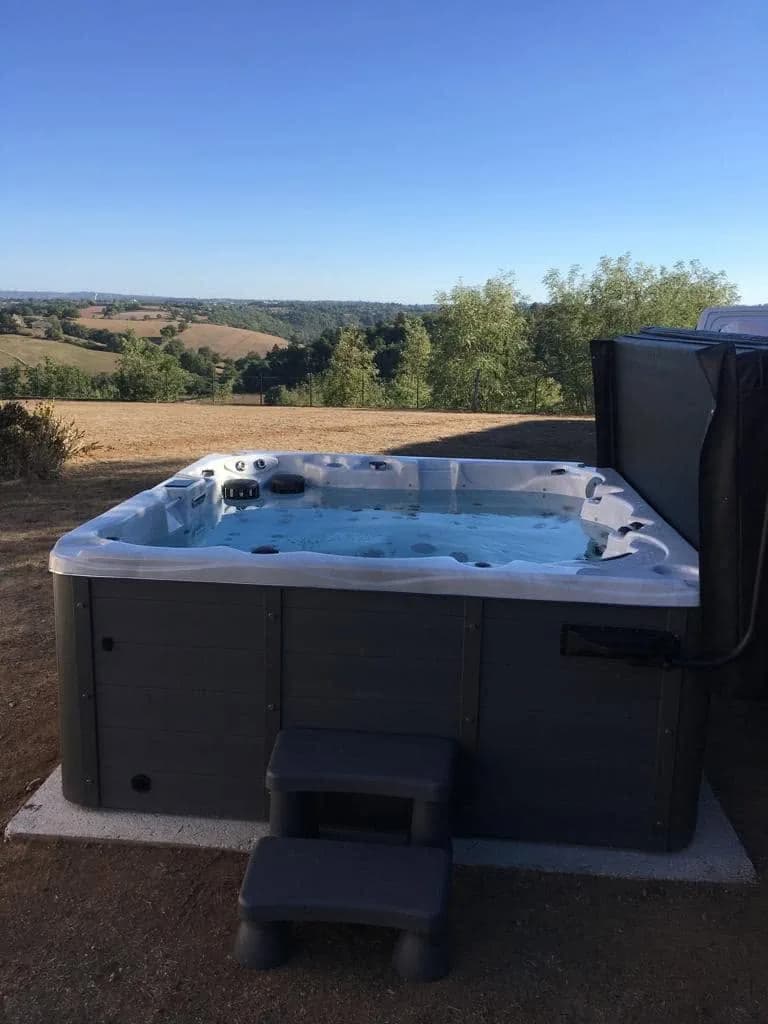 Installation d'un spa Vancouver à Rodez, sur une dalle face à la campagne