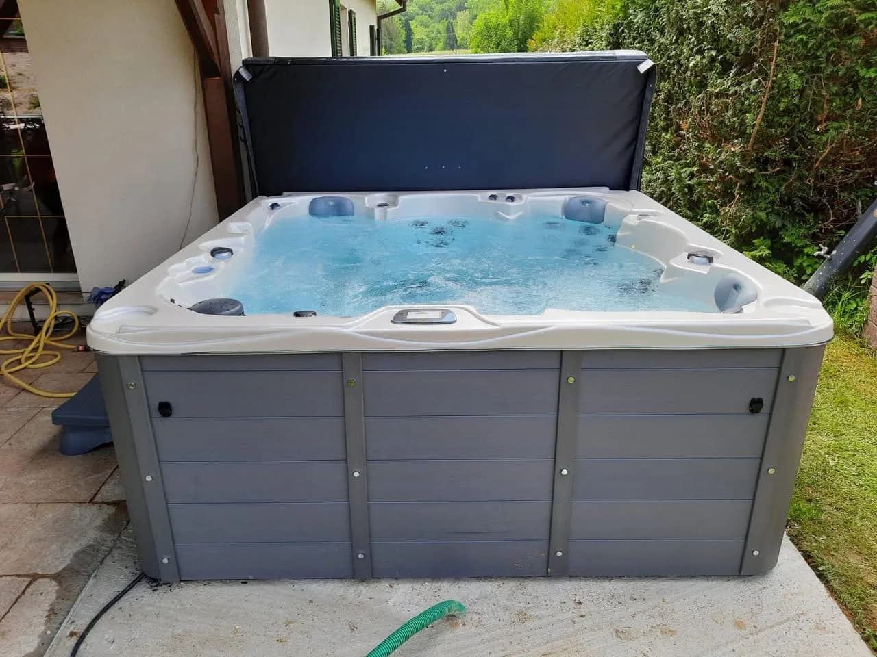 Installation d'un spa Vancouver à Roppentzwiller, sur une dalle en bordure de pelouse