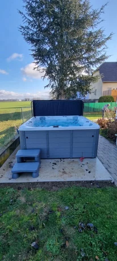 Installation d'un spa Vancouver à Ruelisheim, sur une dalle au bord du gazon, marchepied