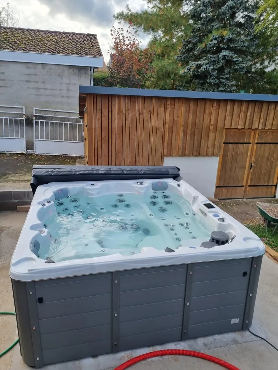 Installation d'un spa Vancouver à Saint-Dié-des-Vosges, dans le jardin près d'un abri en bois