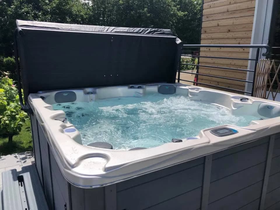 Installation d'un spa Vancouver à Saint-Étienne-lès-Remiremont, autre vue du chantier