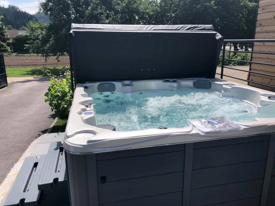 Installation d'un spa Vancouver à Saint-Étienne-lès-Remiremont, autre vue du chantier