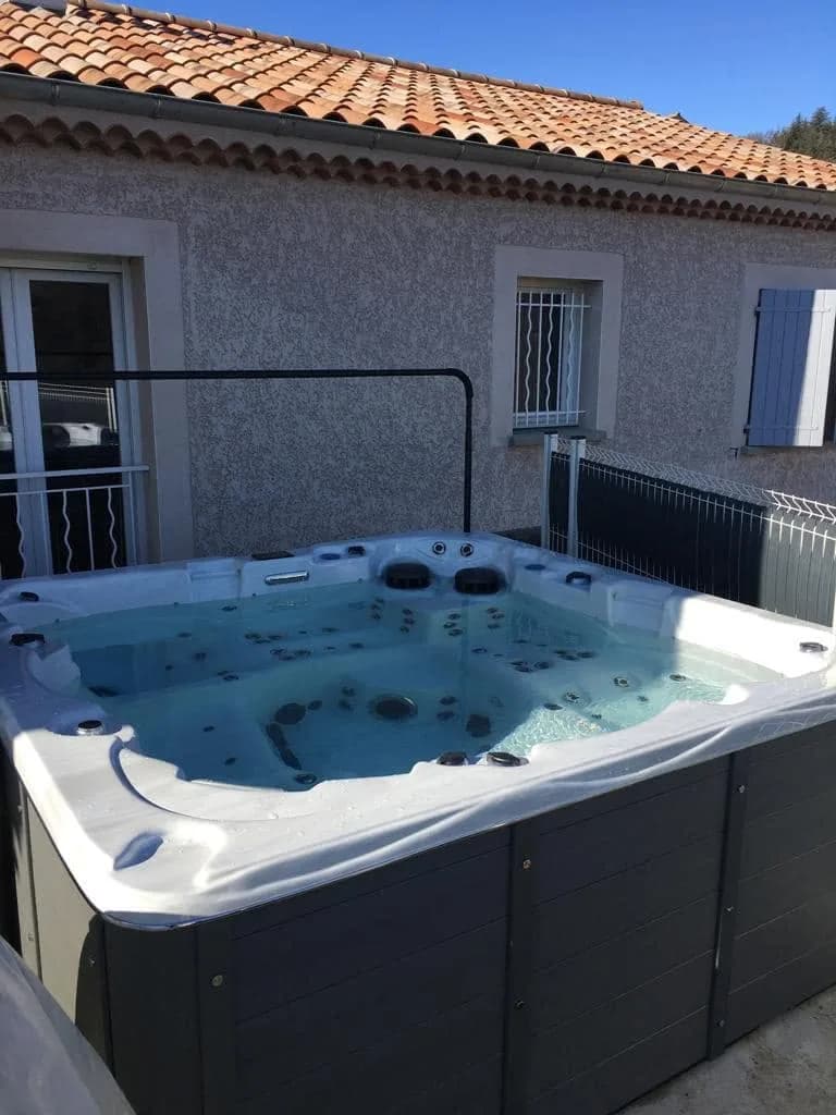 Installation d'un spa Vancouver à Saint-Marcel-lès-Annonay, sur une terrasse au pied de la maison