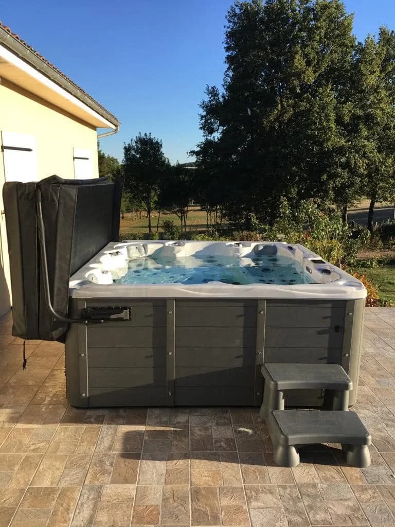 Installation d'un spa Vancouver à Saint-Maurice-les-Brousses, sur une terrasse carrelée face à la campagne