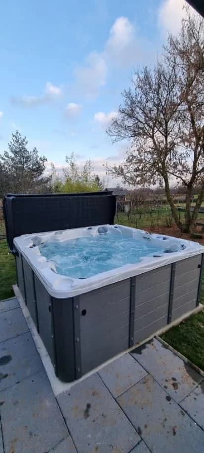 Installation d'un spa Vancouver à Saint-Pierre, sur une dalle dans le jardin