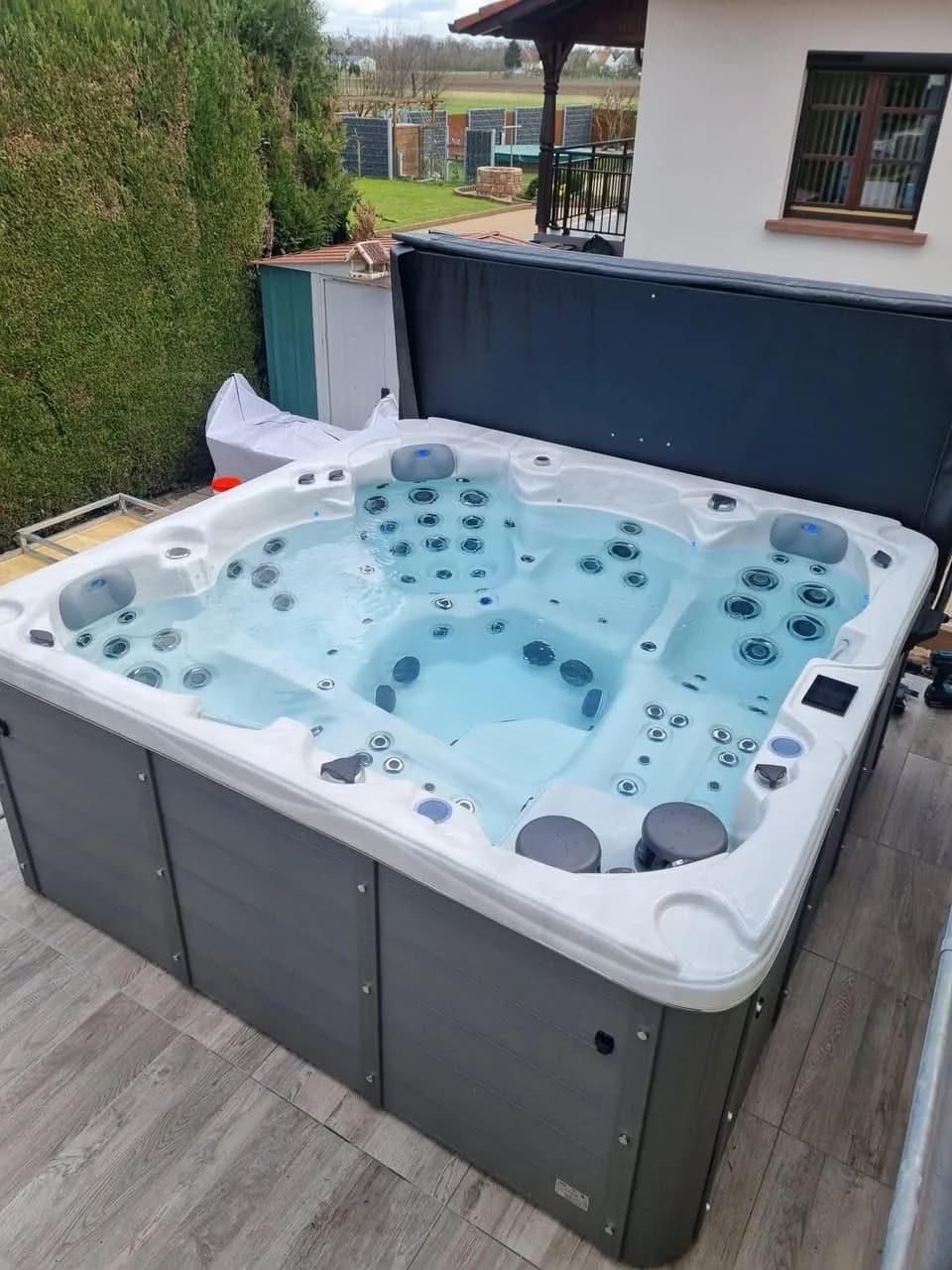 Installation d'un spa Vancouver à Schleithal, sur une terrasse près de la maison