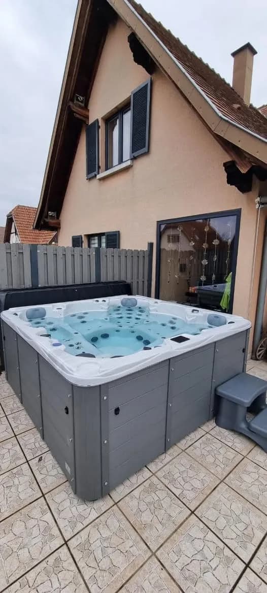Installation d'un spa Vancouver à Sélestat, sur une terrasse carrelée, marchepied