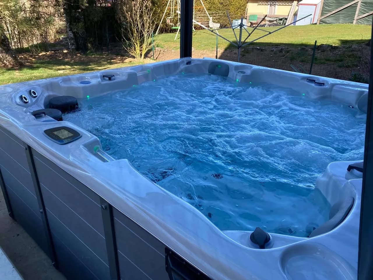 Installation d'un spa Vancouver à Seppois-le-Haut, sur une terrasse en contrebas