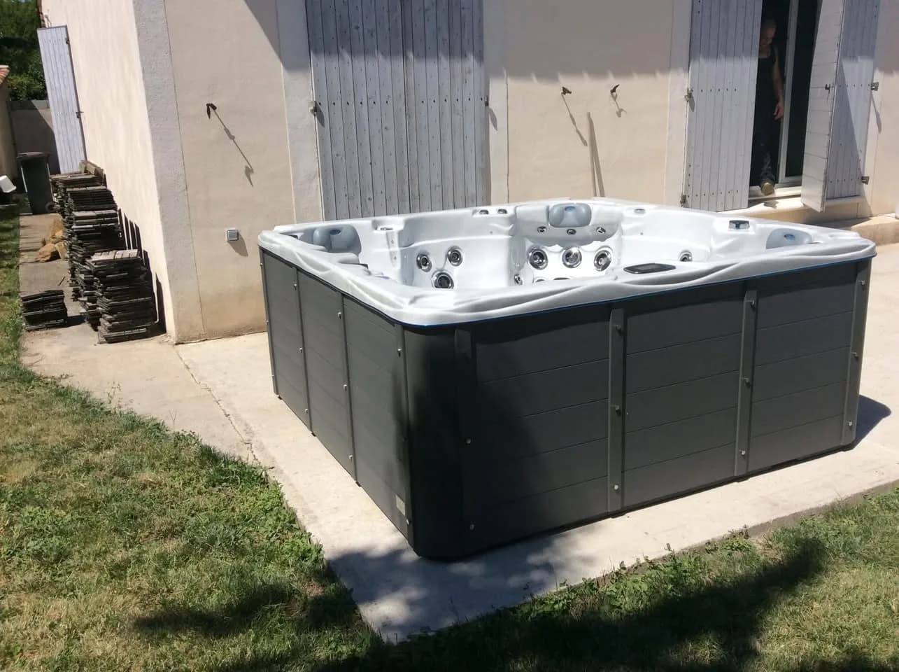 Installation d'un spa Vancouver à Sérignan-du-Comtat, sur une dalle en bordure de pelouse