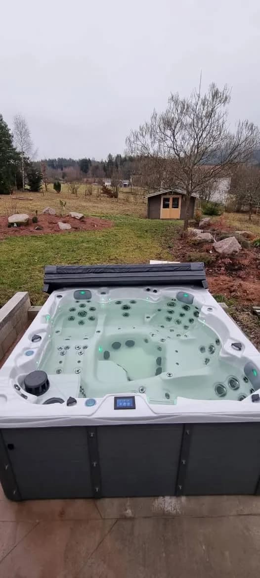 Installation d'un spa Vancouver à Taintrux, dans un grand jardin