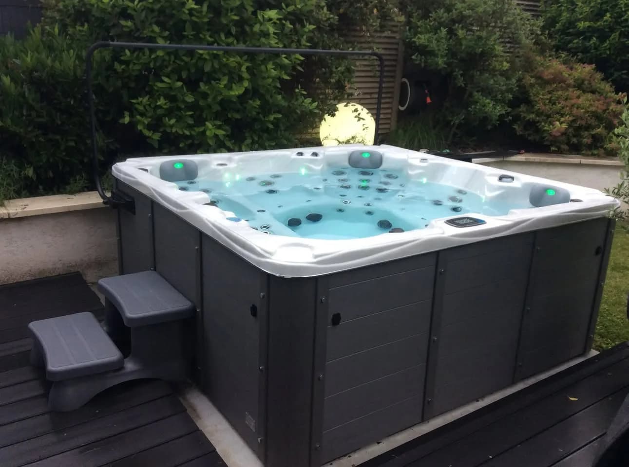 Installation d'un spa Vancouver à Thoiry, sur une terrasse en bois composite, marchepied
