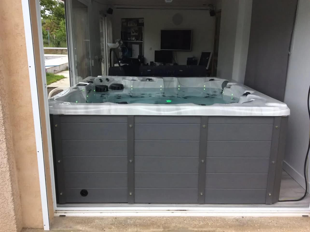 Installation d'un spa Vancouver à Tournus, en intérieur devant une baie vitrée