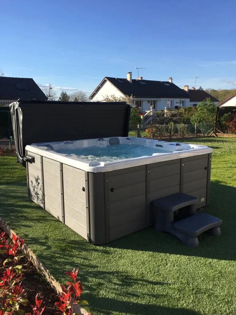 Installation d'un spa Vancouver à Trouy, sur le gazon, marchepied