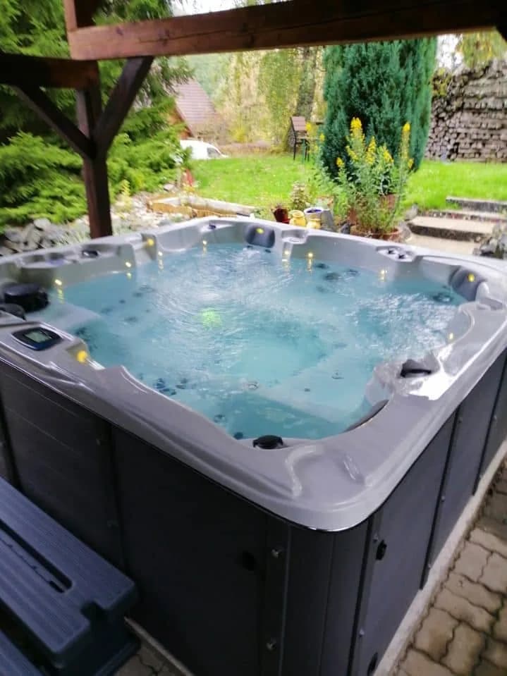 Installation d'un spa Vancouver à Urbeis, sous un abri en bois