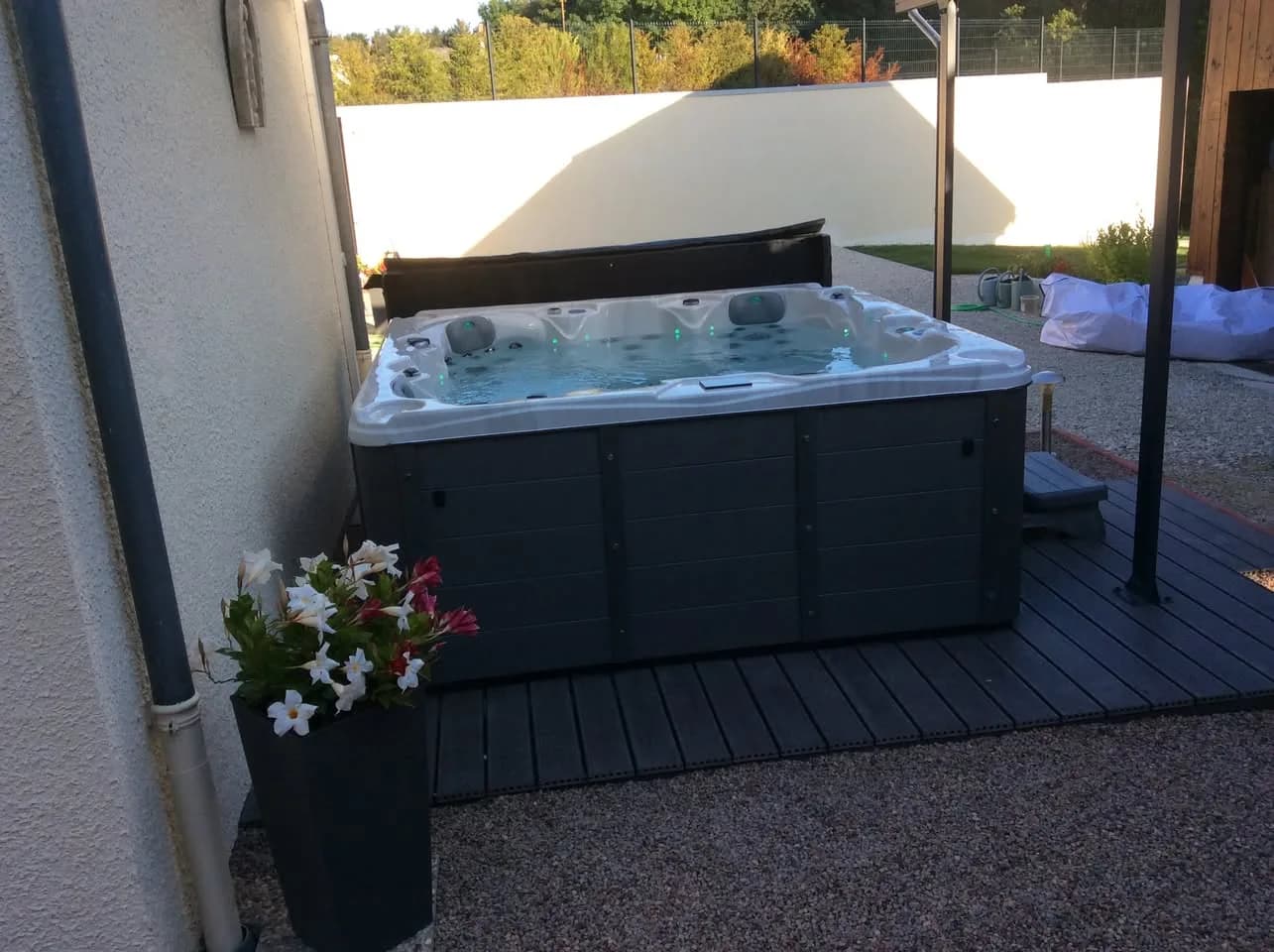 Installation d'un spa Vancouver à Vassimont-et-Chapelaine, sous un abri, sur une terrasse