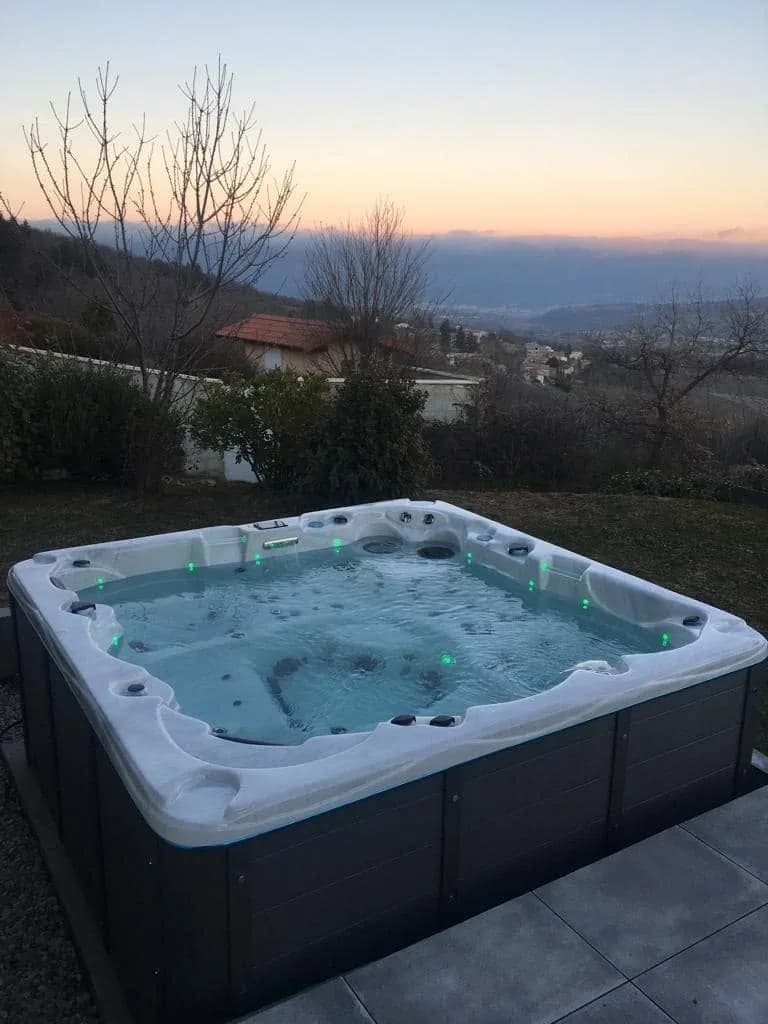 Installation d'un spa Vancouver à Véranne, sur une terrasse avec vue sur la vallée