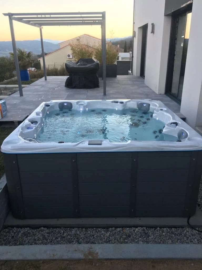 Installation d'un spa Vancouver à Véranne, autre vue du chantier