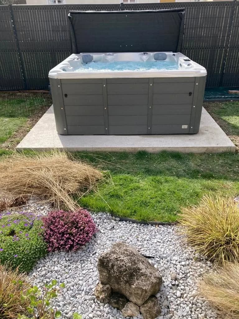Installation d'un spa Vancouver à Villemandeur, sur une dalle, jardin de rocaille