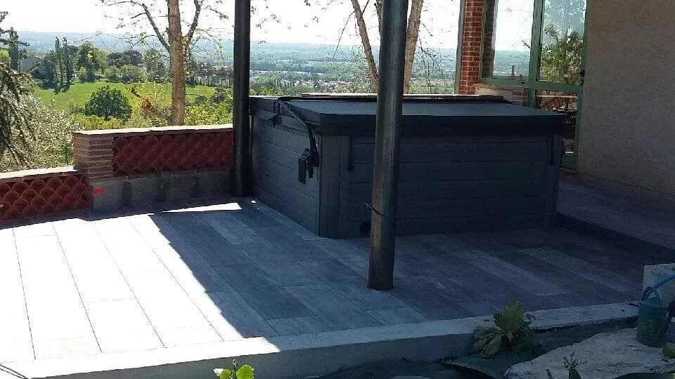 Installation d'un spa Vancouver à Villemur-sur-Tarn, sous une avancée de toit, sur une terrasse carrelée