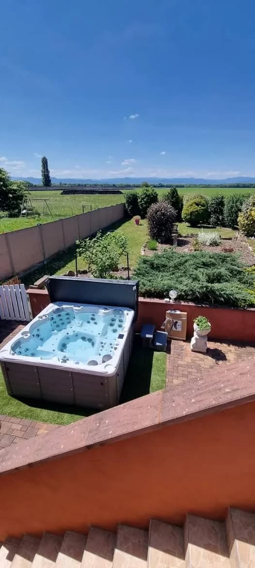 Installation d'un spa Vancouver à Widensolen, dans un jardin avec vue dégagée