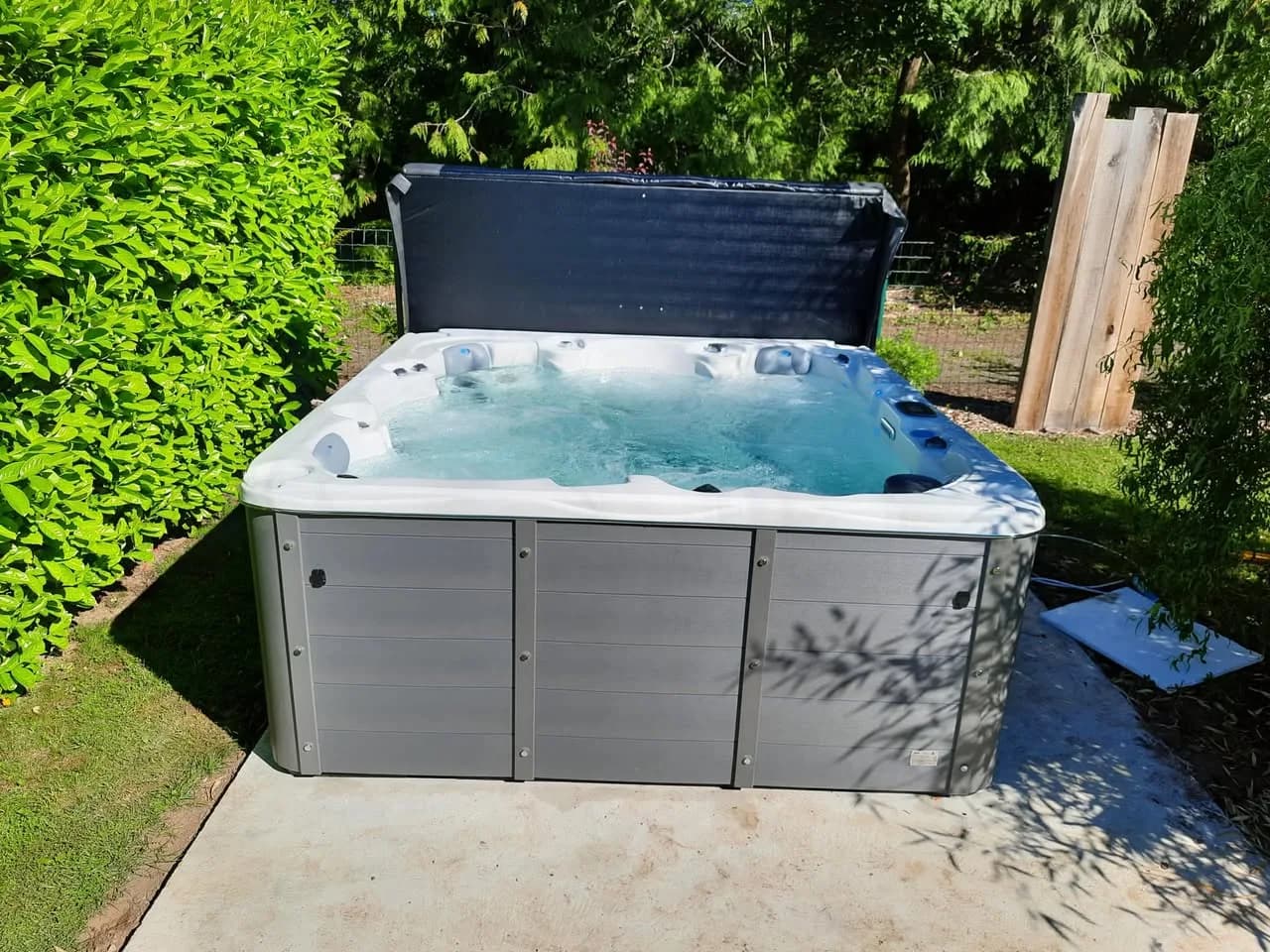 Installation d'un spa Vancouver à Willer-sur-Thur, sur une dalle en bordure de pelouse