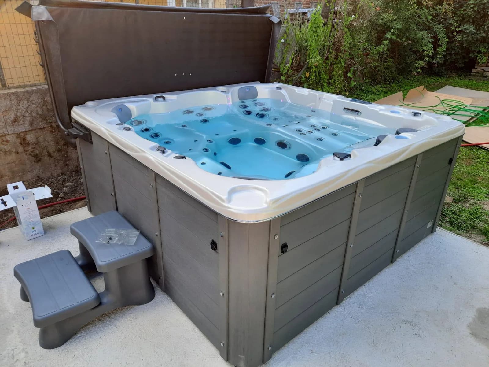 Installation d'un spa Vancouver à Willgottheim, sur une dalle béton, marchepied