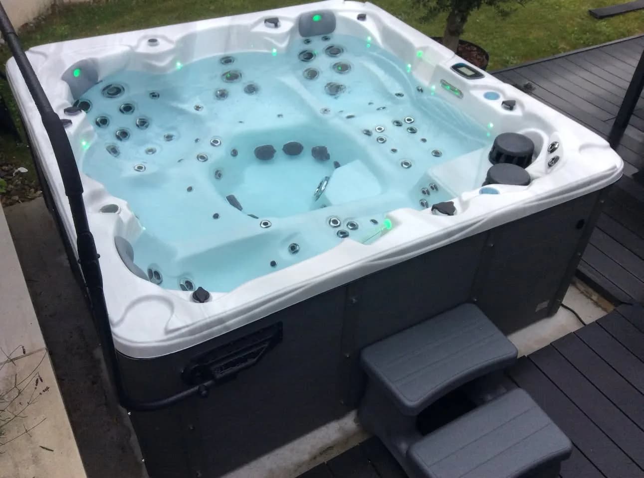 Installation d'un spa Vancouver, encastré dans une terrasse en bois composite