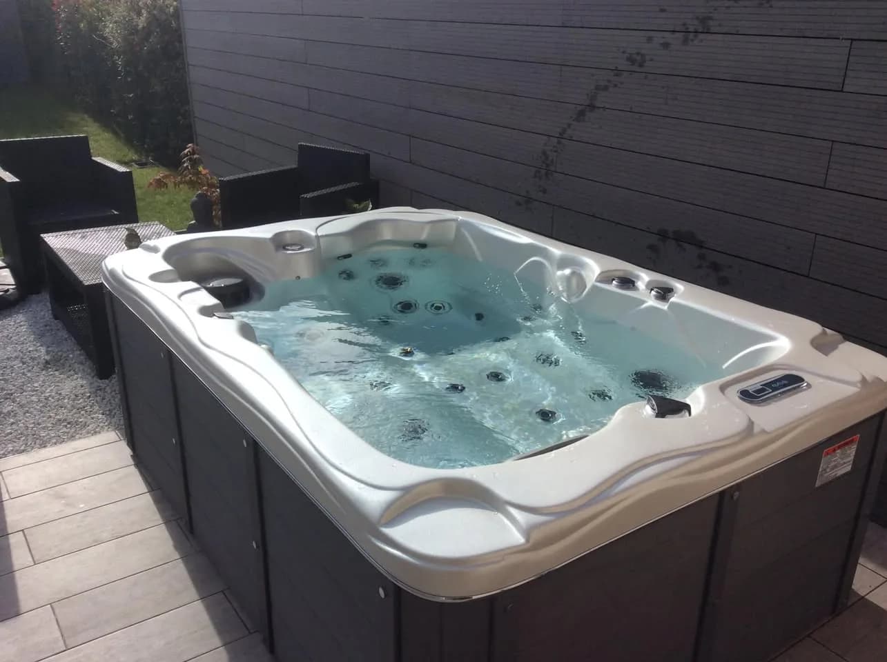 Installation d'un spa Victoria Duel à Aurillac, sur une terrasse carrelée