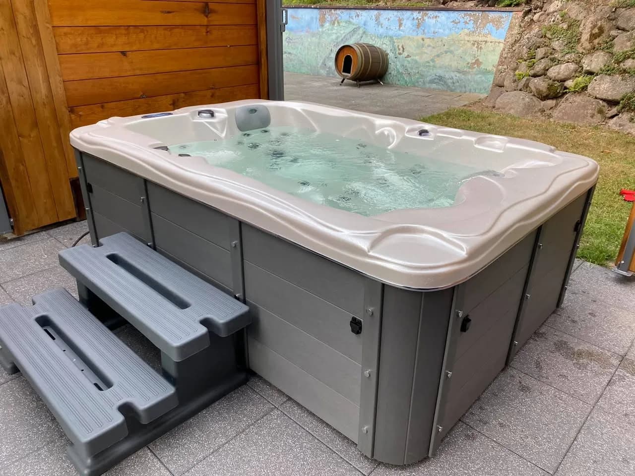 Installation d'un spa Victoria Duel à Bitschwiller-lès-Thann, sur une dalle carrelée, avec marchepied