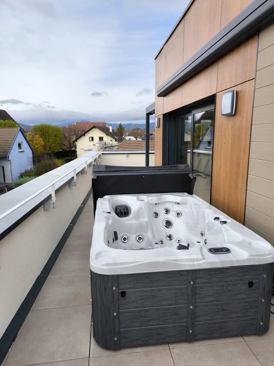 Installation d'un spa Victoria Duel à Colmar, sur une terrasse en hauteur