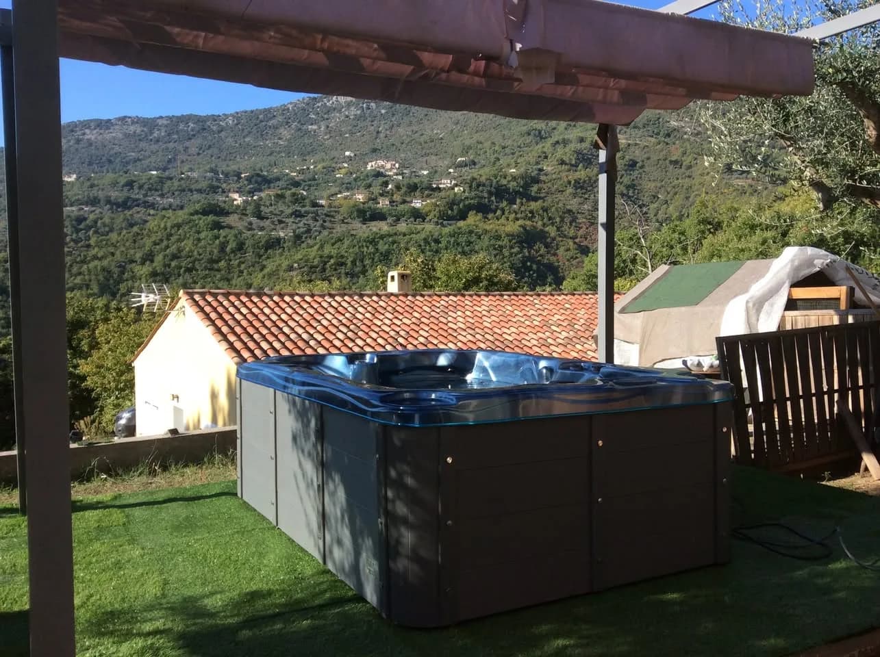 Installation d'un spa Victoria Duel à Contes, autre vue du chantier