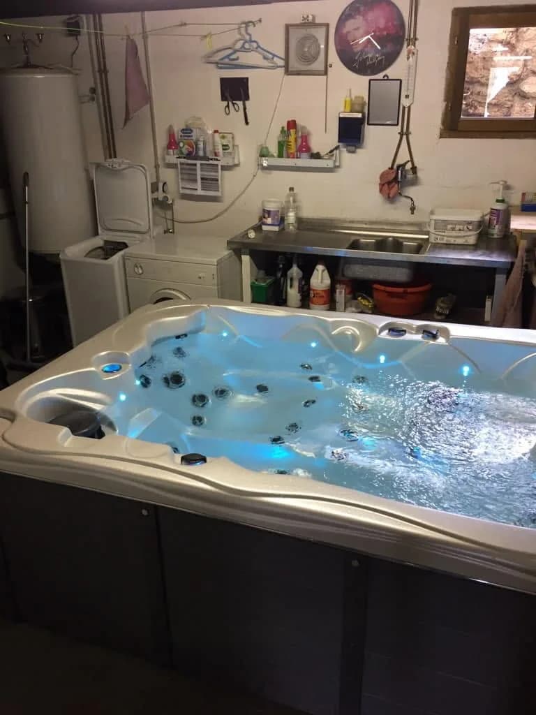 Installation d'un spa Victoria Duel dans le Doubs, en intérieur