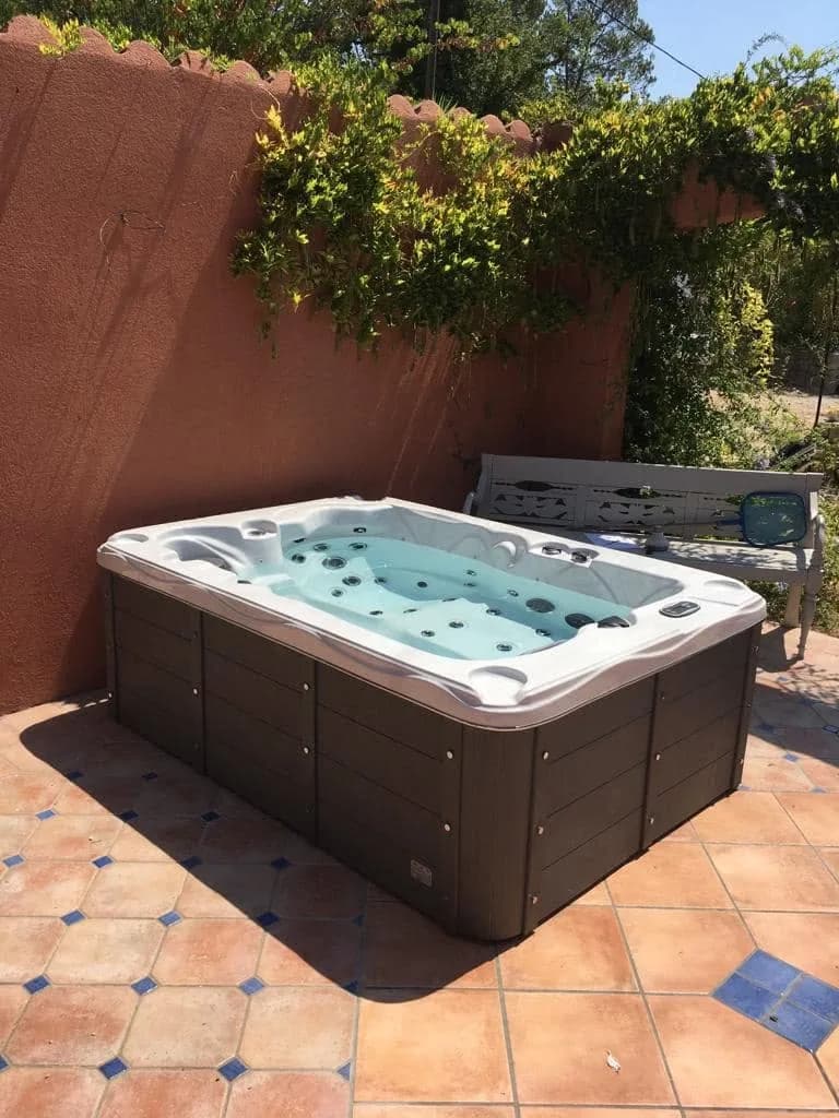 Installation d'un spa Victoria Duel à Fayence, sur une terrasse en tomettes