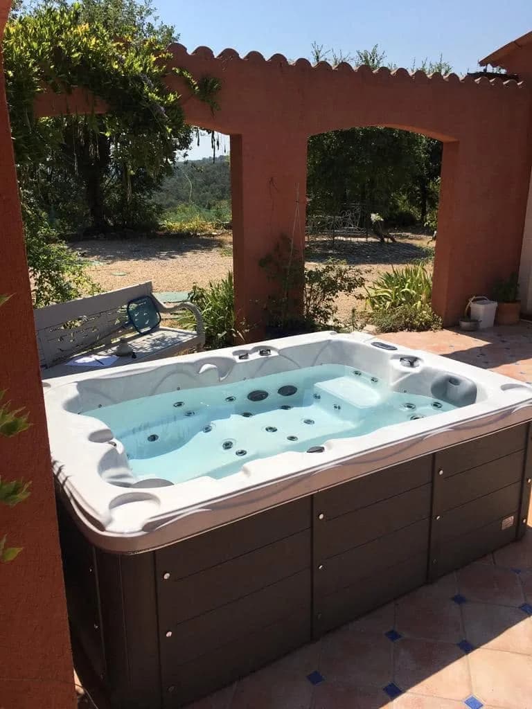 Installation d'un spa Victoria Duel à Fayence, autre vue du chantier