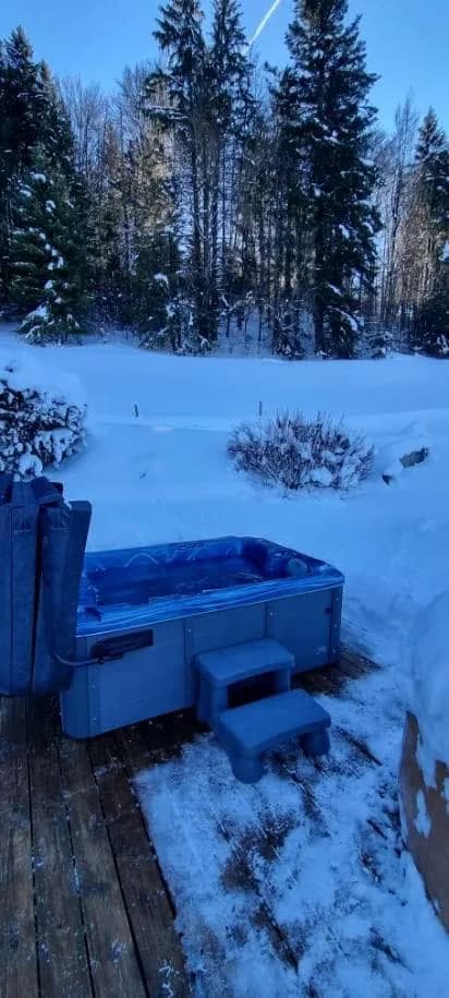 Installation d'un spa Victoria Duel à Four, sur une terrasse en bois, jardin enneigé