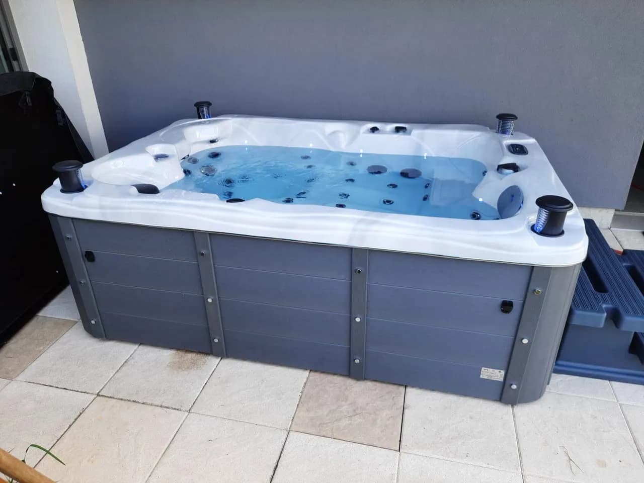 Installation d'un spa Victoria Duel à Hecken, sur une terrasse carrelée, marchepied
