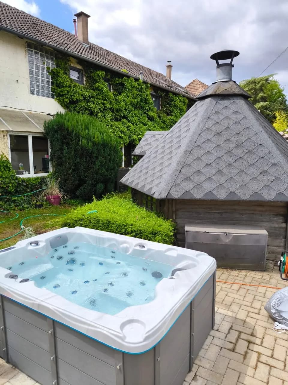 Installation d'un spa Victoria Duel à Obernai, dans le jardin à côté d'un kota en bois
