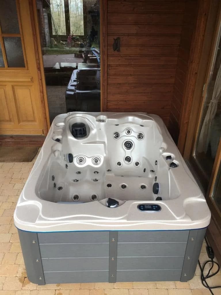 Installation d'un spa Victoria Duel Plug and Play à Coublanc, autre vue du chantier