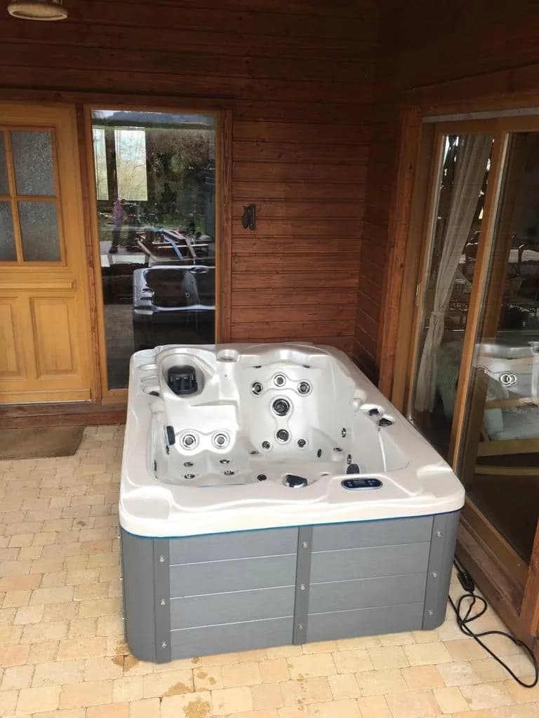 Installation d'un spa Victoria Duel Plug and Play à Coublanc, autre vue du chantier