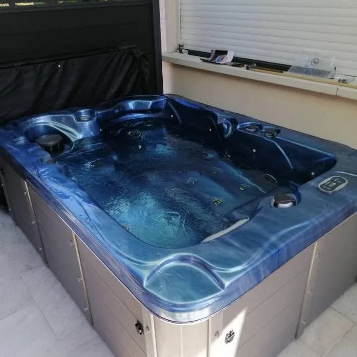 Installation d'un spa Victoria Duel Plug and Play à Wittenheim, sur une terrasse carrelée contre la maison